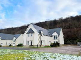 Corran, Glenloch View, Fort William 2-Bedroom Loch Side Flat, hotel di Fort William