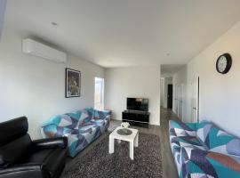 오클랜드에 위치한 홀리데이 홈 4 bedroom home fully furnished in Papakura, Auckland