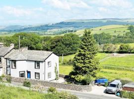 Cosy country cottage with log fireplace and views, semesterhus i Kendal