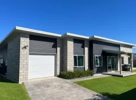 Surfers Retreat - Waihi Holiday Home