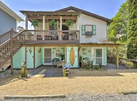 Ocean Isle Beach Studio with Patio - 1 Mi to Pier!, מלון באושן אייל ביץ'