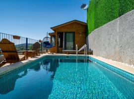 Honeymoon Bungalow with Private Pool and Sea View, hótel í Faralya