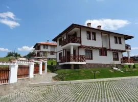 Guest House Ivanini Houses