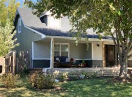 WOW! Spacious Retreat & amazing yard 2400+4bd/3bth, hotell i Wichita