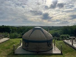 Looe Yurts, отель в городе Лу