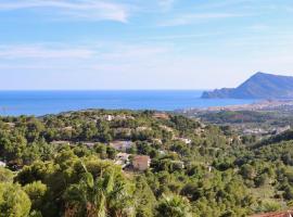 Large chalet with private pool, hotel in Altea