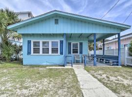 Bright Myrtle Beach Bungalow Steps to the Beach!, hotel em Myrtle Beach