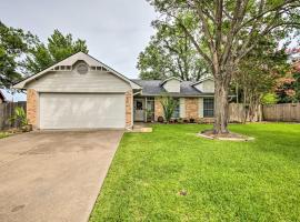 Cozy Irving Home with Fully Fenced Backyard!, hotel en Irving