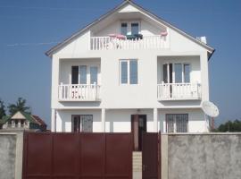 Large house at the beach., hotel u gradu Grigoleti