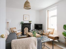 Cosy period cottage 2min walk to the beach, hotel Portrushban