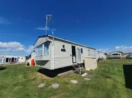 Remarkable 5-Bed Cabin in Clacton-on-Sea