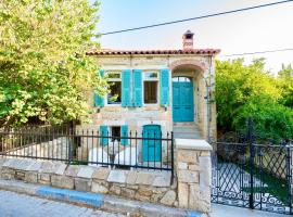 MINIQ HOMES 102 - Historical Stone House with Garden Cinema, khách sạn ở Foça