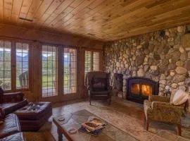 Pine Ridge, Log Home with Lake View and Backyard