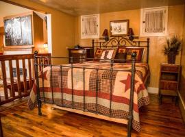 Mummy Mtn Suite 1 Bedroom suite with fireplace and jacuzzi tub, hotel u gradu 'Estes Park'