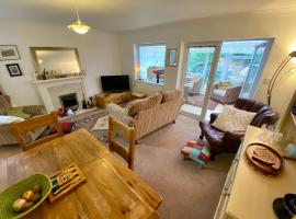 Spacious Two Bedroom House - TM, hotel din Southport