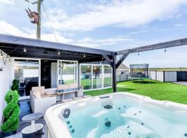 Tigh Na Mhor , Hot Tub , Games Room , 5 Bedroom ,Sleeps 13 , Large Villa, sumarhús í Cruden Bay