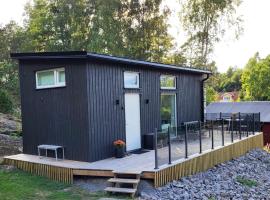 Cabin in the woods, close to Lake Mälaren, хотел в Ескилстуна