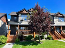 Perfect base Invermere 3bd townhouse mt views with garage, khách sạn ở Invermere