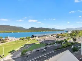 3 BEDROOM CBD WATERFRONT LUXURY APARTMENT