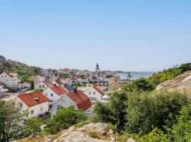 Family home near the ocean, with large patio & BBQ, hotel v destinácii Skärhamn