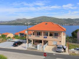 Apartments with a parking space Okrug Donji, Ciovo - 18796, hotel a Okrug Gornji