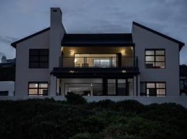 Pearl Haven, beach house with magnificent views!, hotel em Yzerfontein