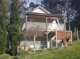 Beautiful Dutch Barn style country house in Merrijig (base of Mt Buller)., hotel em Merrijig