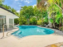 Luxury Tropical Oasis! HUGE SALTWATER POOL! 1 Mile to BEACH!