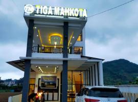 Tiga Mahkota homestay, hotel v mestu Diyeng