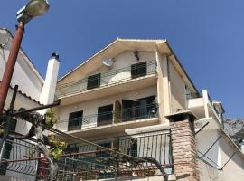 Apartments and rooms by the sea Gradac, Makarska - 13179, hotel i Gradac