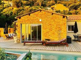 VILLA PERLA SAINT-TROPEZ CAVALAIRE sur MER, 3-5 chambres, vue mer, piscine chauffée avril à octobre，濱海卡瓦萊爾的飯店