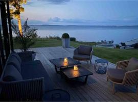 Stylish lake view house, hotel en Vadstena