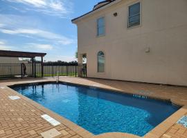 Modern, Private, Smart 4 BR Condo in Desirable Location in McAllen with Pool!, hotel v mestu McAllen