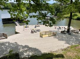 Lakeshore Fishing Cabin #2, hotell i Lake Ozark