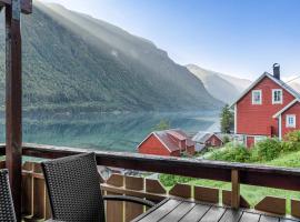 Cabin alongside the beautiful fjærlandsfjord, hotel v mestu Fjarland