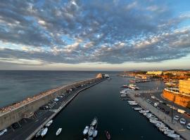 Charming Sea Front 3 Bedroom Apartment - incredible views!, hotel din L'Ametlla de Mar