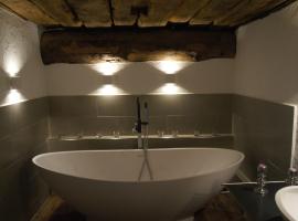 Charming 3½ room cottage in Valposchiavo, hotel u gradu 'Poschiavo'