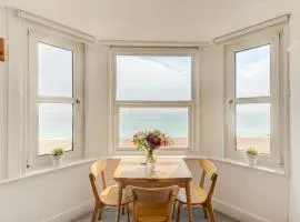 Worthing sea-front 3 bed apartment