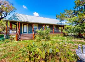 Cabin-Style Book House & Writing Barn, hotel em Austin