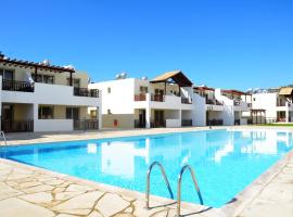 Top floor, 2 bedroom apartment Vanessa D204, FREE WIFI, village view, Hotel in Peyia