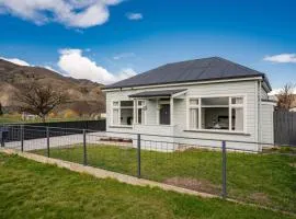 Lake Dunstan Cottage - Cromwell Holiday Home