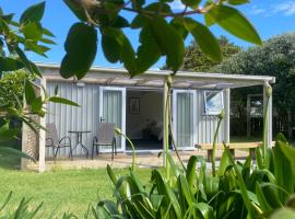 Beach Break Cabin - short walk to beach and cafes, hótel í Waihi Beach