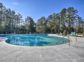 Coastal Golf Resort Condo Less Than 4 Mi to Beach!, hotel v destinaci North Myrtle Beach