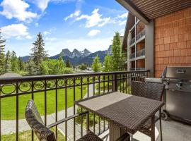 Outstanding Mountain Condo *WATERSLIDE* HOTTUB* hosted by Fenwick Vacation Rentals, hotell sihtkohas Canmore