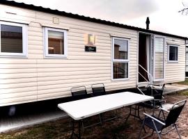 Impeccable 4-Bed Caravan in Clacton-on-Sea: Clacton-on-Sea şehrinde bir otel