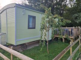 Glamping Hut - Riverview 4: Welshpool şehrinde bir otel