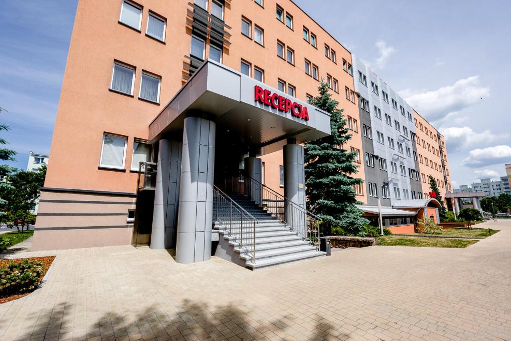 un hotel con una señal de hotel frente a un edificio en Hotel Stal en Stalowa Wola