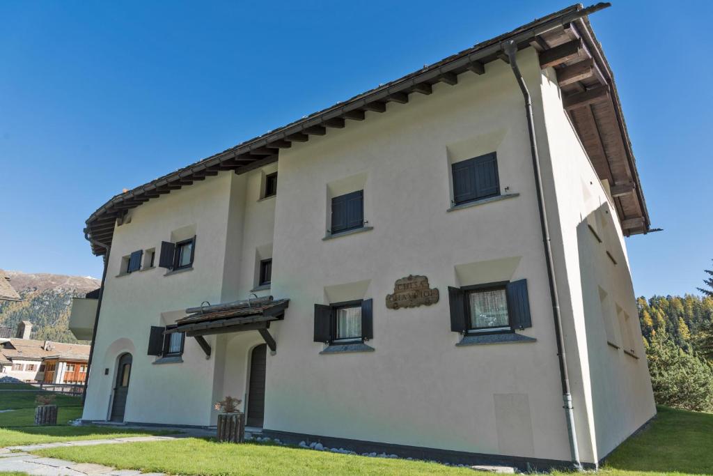 um grande edifício branco com janelas laterais em Chesa Tschierv - Celerina em Celerina