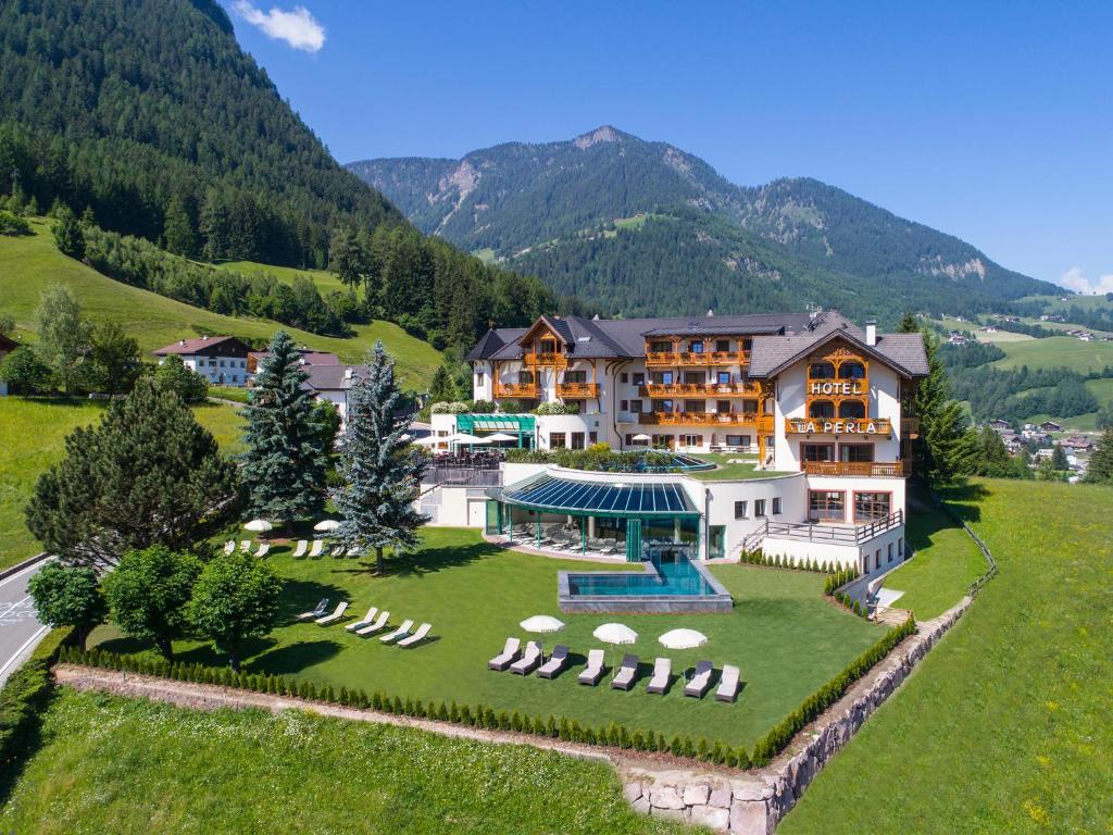 een luchtzicht op een hotel in de bergen bij Alpin & Vital Hotel La Perla in Ortisei