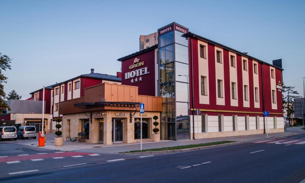 un edificio en la esquina de una calle en Grein Hotel en Rzeszów